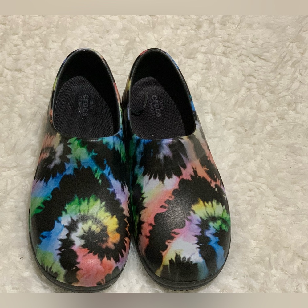 Dual Crocs Comfort Size 6 Multi-Color *Only wore once* 💚